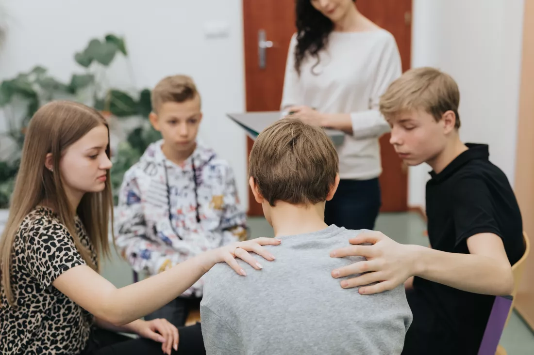 group-teenagers-sitting-circle-comforts-colleague-class-with-psychologist